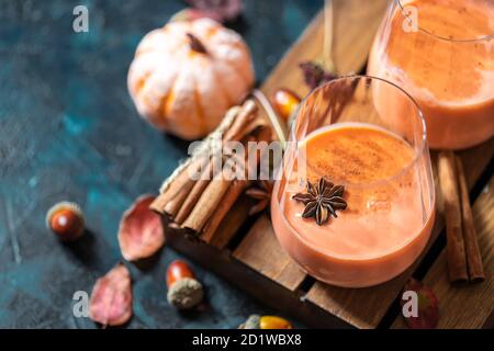 Cocktail piccante, frullato di zucca con cannella, anice. Cibo tradizionale autunnale. Foto Stock