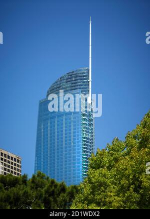 Facciata in vetro del Wilshire Grand Centre, un grattacielo di 73 piedi e 1,100 piani nel cuore di Los Angeles, California, USA. Costruzione completata 2017. Foto Stock