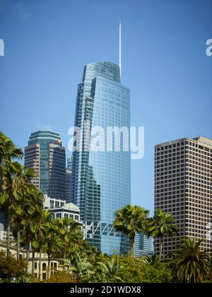 Facciata in vetro del Wilshire Grand Centre, un grattacielo di 73 piedi e 1,100 piani nel cuore di Los Angeles, California, USA. Costruzione completata 2017. Foto Stock