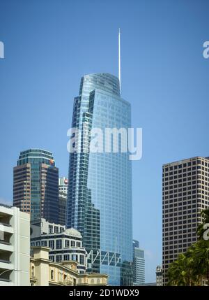 Facciata in vetro del Wilshire Grand Centre, un grattacielo di 73 piedi e 1,100 piani nel cuore di Los Angeles, California, USA. Costruzione completata 2017. Foto Stock