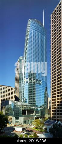 Facciata in vetro del Wilshire Grand Centre, un grattacielo di 73 piedi e 1,100 piani nel cuore di Los Angeles, California, USA. Costruzione completata 2017. Foto Stock