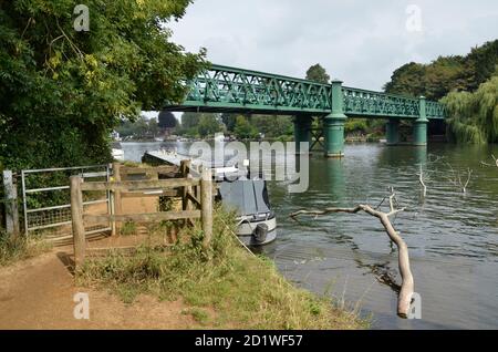 Il Tamigi alla fine di Bourne in Buckinghamshire Foto Stock