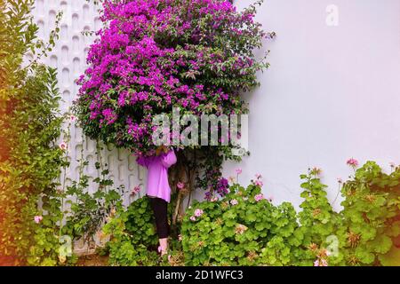 Giovane donna con capelli di fiori di legno, spazio copia Foto Stock