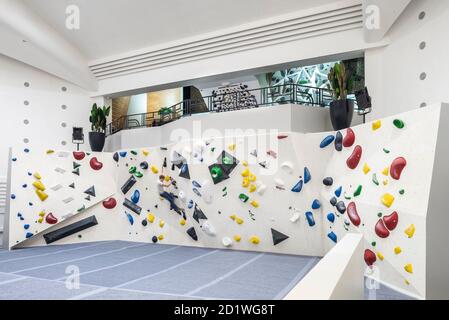 Vista interna del centro dell'Arch Climbing Wall, un ex cinema in stile Art Deco costruito negli anni '30, originariamente chiamato Dominion, Acton, Londra, completato nel dicembre 2018. Foto Stock