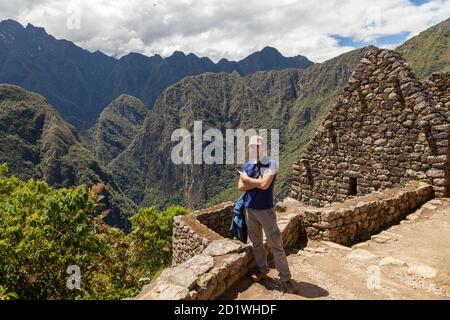 Machu Picchu, Perù - 6 aprile 2014: Un turista a Machu Picchu, Perù. Foto Stock