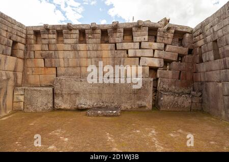 Machu Picchu, Perù - 6 aprile 2014: Architettura e dettagli delle costruzioni ancestrali e degli edifici della civiltà Inca, Tempio principale di Mac Foto Stock