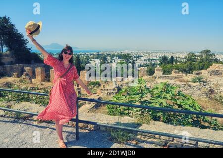 Una giovane donna vicino agli scavi delle rovine di edifici romani in Africa. Dopo la distruzione di Cartagine da parte dei Romani durante le guerre puniche, t Foto Stock