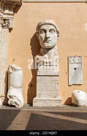 Frammenti della statua colossale del IV secolo d.C. di Costantino il Grande, Palazzo dei conservatori, Musei Capitolini, Roma, Italia. Foto Stock