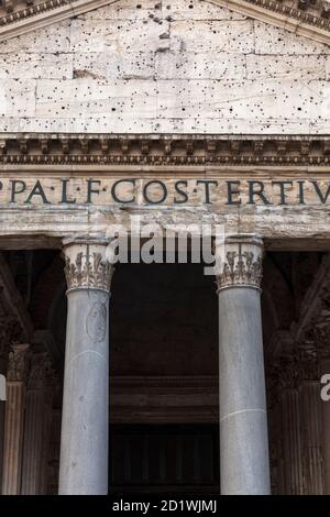 Particolare esterno delle colonne anteriori e del frontone, il Pantheon, Roma, Italia. Foto Stock