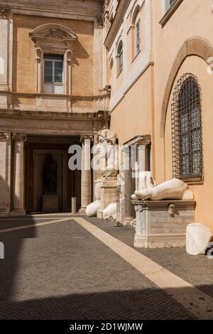 Frammenti della statua colossale del IV secolo d.C. di Costantino il Grande nel cortile del Palazzo dei conservatori, Musei Capitolini, Roma, Italia. Foto Stock