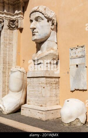 Frammenti della statua colossale del IV secolo d.C. di Costantino il Grande, Palazzo dei conservatori, Musei Capitolini, Roma, Italia. Foto Stock