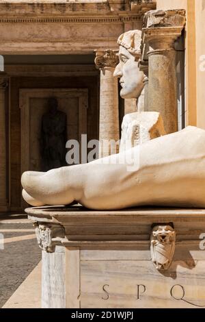 Frammenti della statua colossale del IV secolo d.C. di Costantino il Grande, Palazzo dei conservatori, Musei Capitolini, Roma, Italia. Foto Stock