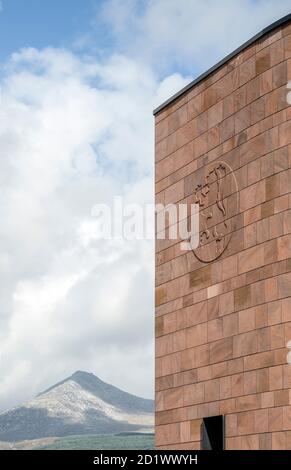 Dettaglio della facciata del terminal dei traghetti di Brodick, rivestito in arenaria rossa, Isola di Arran, Scozia, Regno Unito. Foto Stock