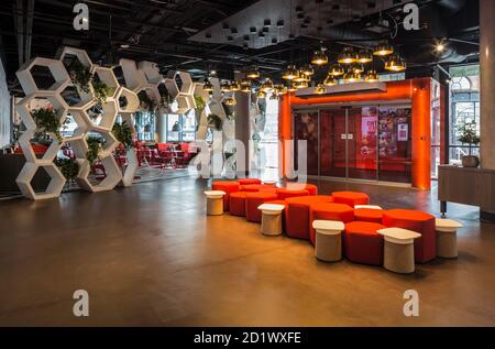 L'OUIBar + KTCHN e l'area lounge nel Radisson RED Hotel di 174 camere, Glasgow, Scozia, Regno Unito. Foto Stock