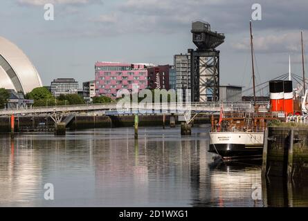 Vista generale del fiume Clyde a Glasgow, Scozia, Regno Unito con le 174 camere Radisson RED Hotel e Finnieston Crane sullo sfondo. Foto Stock
