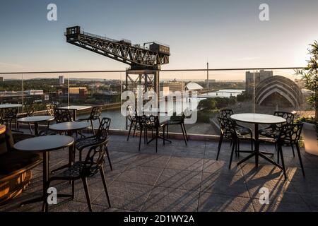 Vista di Finnieston Crane dalla terrazza del Red Sky Bar del Radisson RED Hotel di 174 camere con vista sul fiume Clyde, Glasgow, Scozia, Regno Unito. Foto Stock