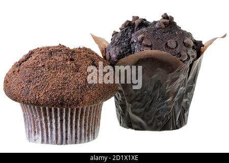 Due muffin scuri decorati con scaglie di cioccolato isolato su sfondo bianco. Foto Stock