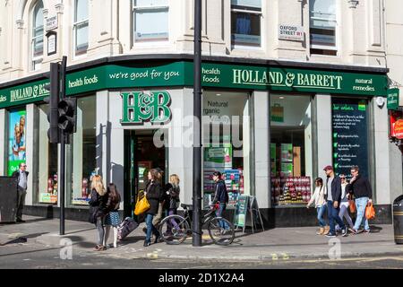 Londra, Regno Unito, 1 aprile 2012 : Holland & Barrett logo pubblicità segno fuori del suo commercio al dettaglio negozio che vende prodotti benefici per la salute e un stock Foto Stock