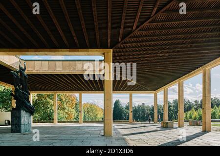 Il crematorio del Bosco e le sue tre cappelle: Fede, speranza e Santa Croce a Skogskyrkogården, Stoccolma, Svezia completato nel 1940, lo stesso anno morì Gunnar Asplund. La sua urna è sepolta in una delle colonne accanto alla Cappella della fede, con una semplice lapide porta l'iscrizione: 'La sua opera vive'. Foto Stock