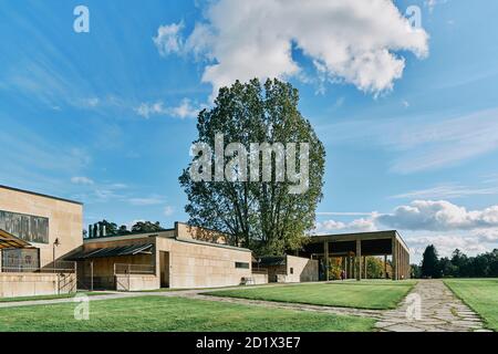 Il crematorio del Bosco e le sue tre cappelle: Fede, speranza e Santa Croce a Skogskyrkogården, Stoccolma, Svezia completato nel 1940, lo stesso anno morì Gunnar Asplund. La sua urna è sepolta in una delle colonne accanto alla Cappella della fede, con una semplice lapide porta l'iscrizione: 'La sua opera vive'. Foto Stock