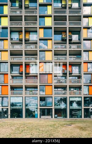 Park Hill è una brutalista, di grado II, ex residenza del consiglio a Sheffield, Inghilterra, Regno Unito, che è in fase di sviluppo da Urban Splash in moderni spazi di vita e di lavoro. Foto Stock