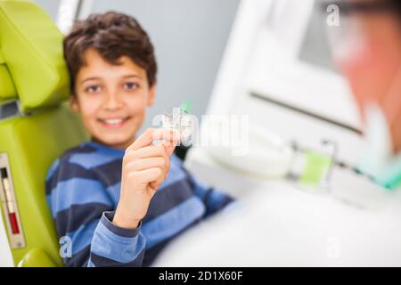 Il ragazzo è pronto a indossare le bretelle. Foto Stock