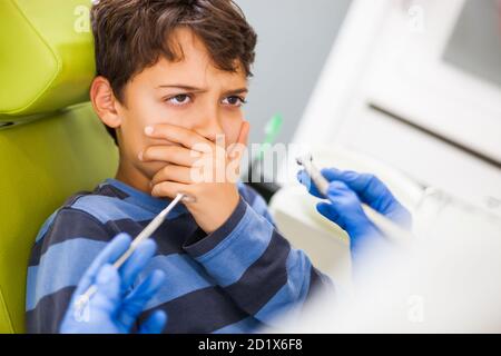 Il ragazzo ha paura del dentista. Foto Stock