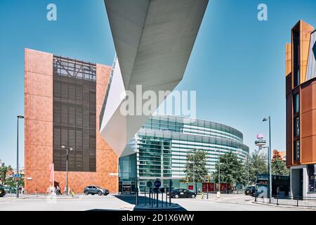 Ponte pedonale che collega l'autobus e lo svincolo del tram a Liverpool One, Liverpool, Inghilterra. Foto Stock