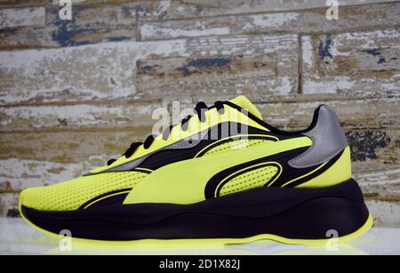 FRESNO, STATI UNITI - 01 settembre 2020: Foto di una vista laterale di una super brillante scarpa Florescent Puma Athletic verde, nero e grigio sullo scaffale del negozio contro Foto Stock