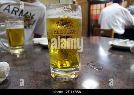 Un bicchiere di birra Kirin servito presso la tradizionale izakaya a Nagasaki, Giappone Foto Stock