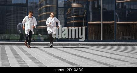 in piena crescita. medici professionisti in corsa al salvataggio. Foto Stock