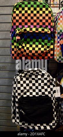 FRESNO, STATI UNITI - 01 settembre 2020: Foto dei bambini nuovi zaini a scacchi in bianco e nero e Multicolore Spencer Brand appesi sulla parete del negozio Foto Stock