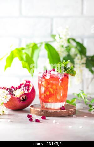 Limonata fresca di melograno. Limonata fatta in casa con ghiaccio. Foto Stock