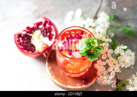 Limonata fresca di melograno. Limonata fatta in casa con ghiaccio. Foto Stock