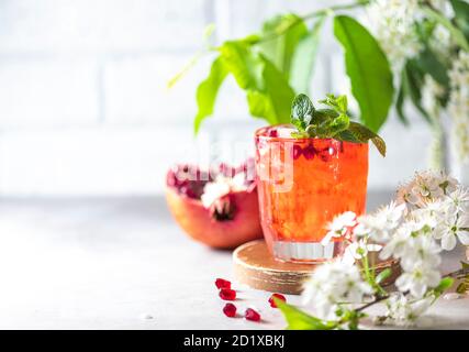 Limonata fresca di melograno. Limonata fatta in casa con ghiaccio. Foto Stock