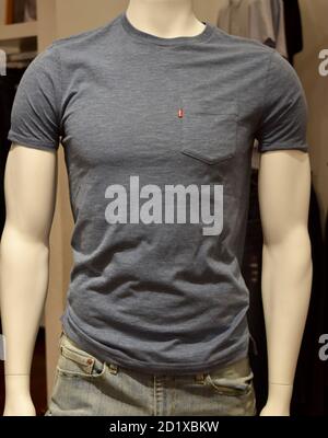 FRESNO, STATI UNITI - Set 01, 2020: Una foto di un manichino maschio che indossa una camicia LEVI a manica corta di colore grigio con tasca frontale con lig Foto Stock