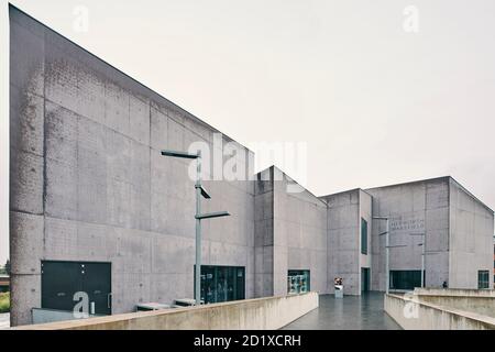 L'Hepworth Wakefield, una galleria d'arte costruita appositamente sulle rive del fiume Calder, a sud del centro di Wakefield, Inghilterra, Regno Unito, che prende il nome dall'artista inglese Barbara Hepworth. Completato nel 2011. Foto Stock