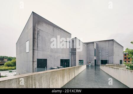 L'Hepworth Wakefield, una galleria d'arte costruita appositamente sulle rive del fiume Calder, a sud del centro di Wakefield, Inghilterra, Regno Unito, che prende il nome dall'artista inglese Barbara Hepworth. Completato nel 2011. Foto Stock