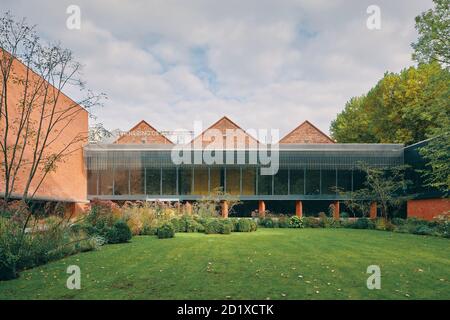 Il Whitworth Café, conosciuto anche come The Cafe in the Trees, fa parte dell'estensione in vetro e mattoni della Whitworth Gallery di Manchester, Inghilterra, Regno Unito. Completato nel 2015. Foto Stock