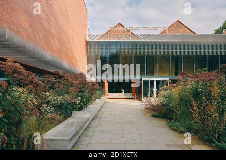 Il Whitworth Café, conosciuto anche come The Cafe in the Trees, fa parte dell'estensione in vetro e mattoni della Whitworth Gallery di Manchester, Inghilterra, Regno Unito. Completato nel 2015. Foto Stock