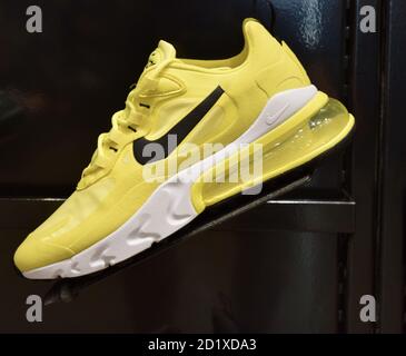 FRESNO, STATI UNITI - 01 settembre 2020: Una foto di una scarpa Nike giallo molto brillante con il logo Nike nero e il fondo bianco e giallo contro una w nera Foto Stock