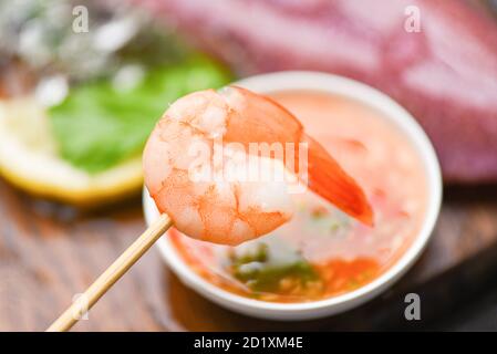 Spiedini di gamberi alla griglia deliziose spezie aromatizzanti gamberi cotti appetitosi, salsa di pesce Foto Stock