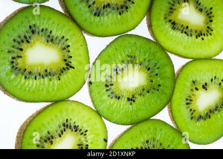 Fette rotonde di kiwi isolate su sfondo bianco Foto Stock