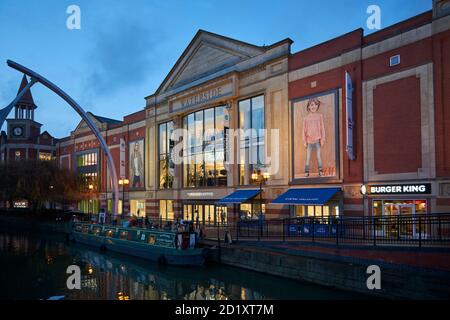 Centro commerciale Waterside al crepuscolo, Lincoln City Center, Inghilterra orientale, Regno Unito Foto Stock