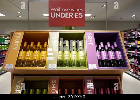 Negozio di vini Waitrose a Horesham, nel sud-est dell'Inghilterra, Regno Unito Foto Stock