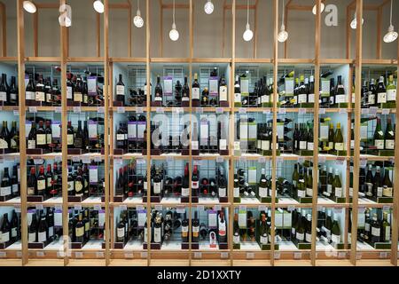 Mostra di vini presso il negozio Waitrose di Horesham, Inghilterra sud-orientale, Regno Unito Foto Stock