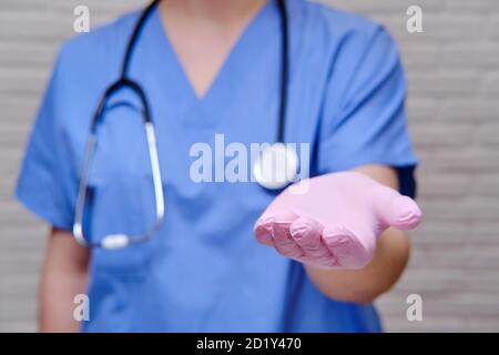 Ottenere soldi e cose dai pazienti. Mano del medico che chiede una tangente, primo piano Foto Stock