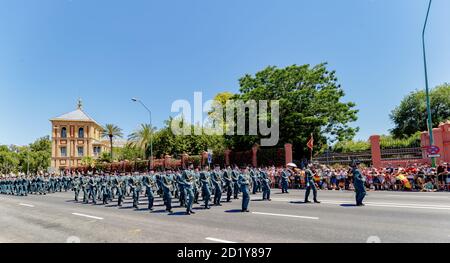 Siviglia, Spagna - 01 giugno 2019: Unità della Guardia civile spagnola durante la mostra della giornata delle forze armate spagnole a Siviglia, Spagna Foto Stock