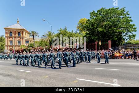 Siviglia, Spagna - 01 giugno 2019: Unità della Guardia civile spagnola durante la mostra della giornata delle forze armate spagnole a Siviglia, Spagna Foto Stock