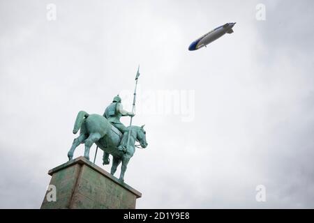 Il monumento cuirassier alle rive del fiume Reno nel distretto Deutz, nave aerea, Colonia, Germania. Das Kuerassier-Denkmal am Kennedy-Ufer in D. Foto Stock